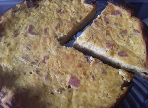 Una foto de Tarta de Cebollas y tocineta con base de pan de molde a la "Nata" 🥧🍳🥓🍞🌰🌰🌰🍞🥓🍳🥧