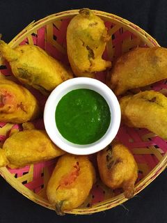 ભરેલા મરચા ના ભજીયા (Bharela Marcha Bhajiya Recipe In Gujarati) રેસીપી મુખ્ય ફોટો
