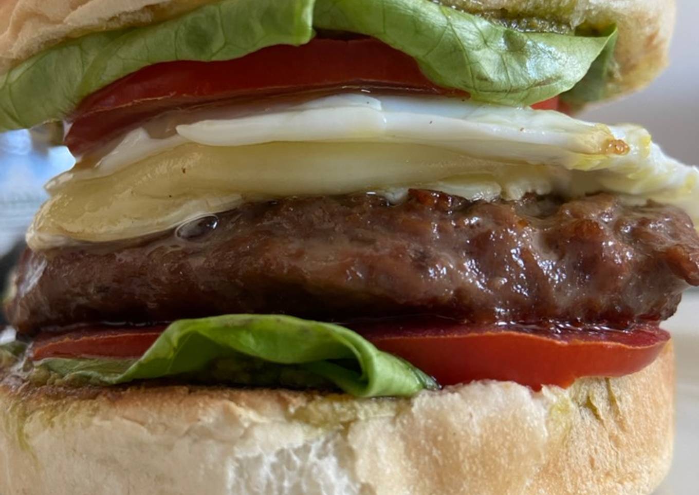 Hamburguesa con huevo, pesto y queso brie