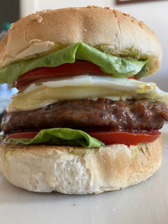 Una foto de Hamburguesa con huevo, pesto y queso brie