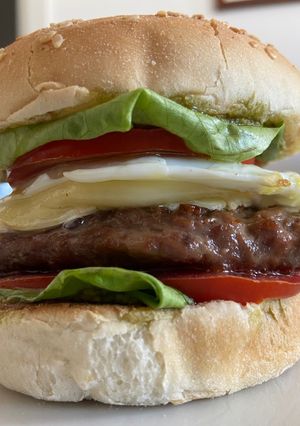 Una foto de Hamburguesa con huevo, pesto y queso brie