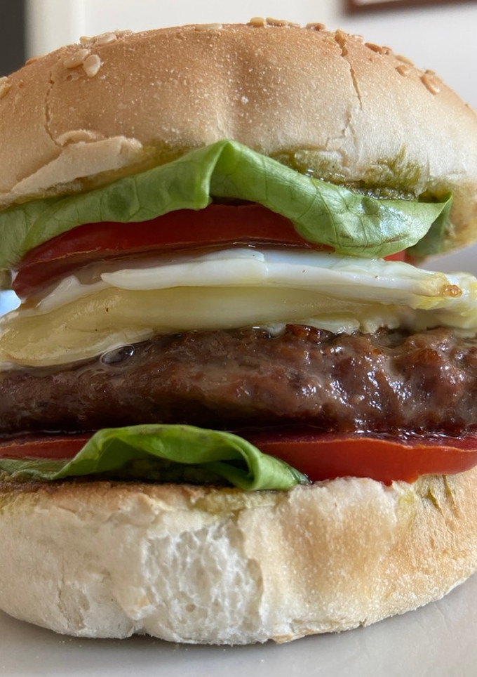 Una foto de Hamburguesa con huevo, pesto y queso brie