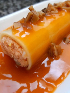Una foto de Canelón de salmón y gambas