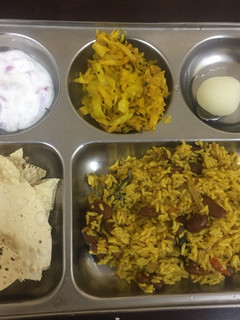 மதிய உணவு ராஜ்மா புலாவ் முட்டைக்கோஸ் பொரியல் தயிர் பச்சடி செய்முறை முக்கிய புகைப்படம்
