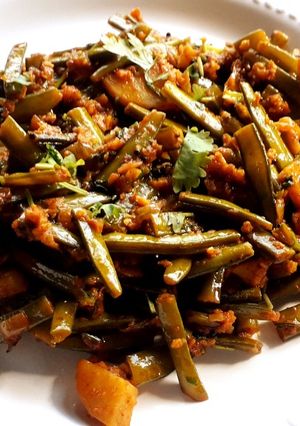गवार बटाटा भाजी (gavar batata bhaji recipe in marathi) रेसिपी चे मुख्य फोटो 