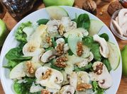 Una foto di insalata con noci