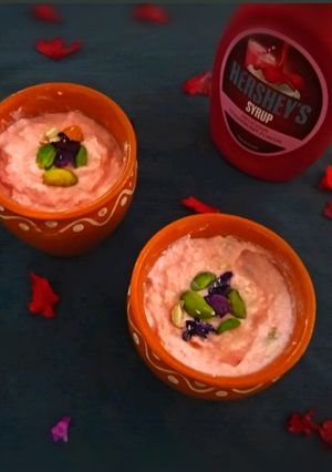 A picture of Strawberry Matka Kulfi.