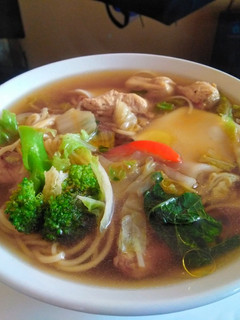 Una foto de Sopa wantán de pollo👍🇵🇪