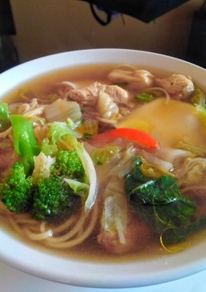 Una foto de Sopa wantán de pollo👍🇵🇪