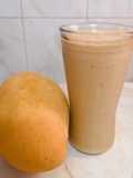 Batido de mango, leche, almendras y cacao
