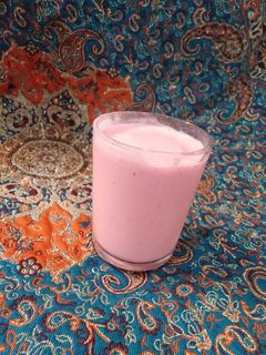 عکسی از دستور میلک شیک توت فرنگی