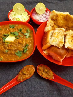 पाव भाजी(pav bhaji recipe in hindi) रेसिपी मुख्य फोटो