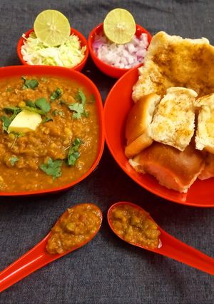 पाव भाजी(pav bhaji recipe in hindi) रेसिपी मुख्य फोटो