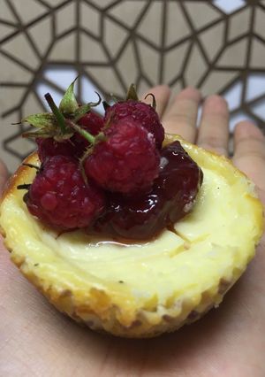 Hình của món Bánh phô mai nướng phủ mứt và quả mâm xôi.