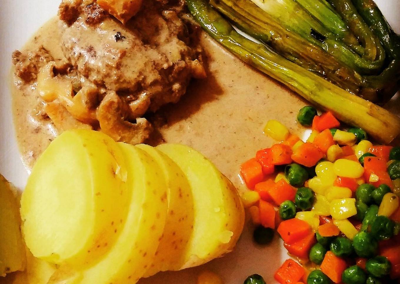 Filete Salisbury con guarniciones