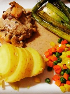 Una foto de Filete Salisbury con guarniciones