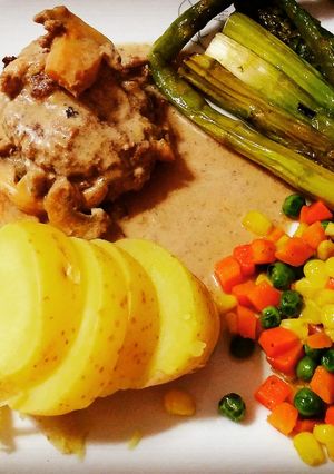 Una foto de Filete Salisbury con guarniciones