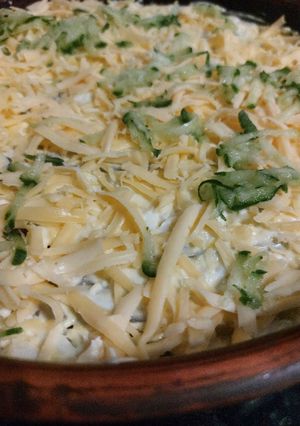 Фото Салат з солоними огірками і курячою печінкою.