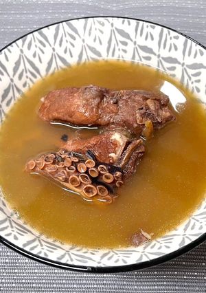 極鮮甜「茶樹菇姬松茸章魚湯」 的食譜成品照片