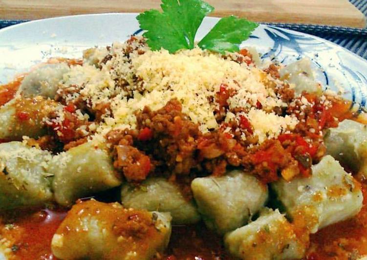 Nhoques de batatas e espinafre com molho de carne e parmesão - Tudogosreceitas