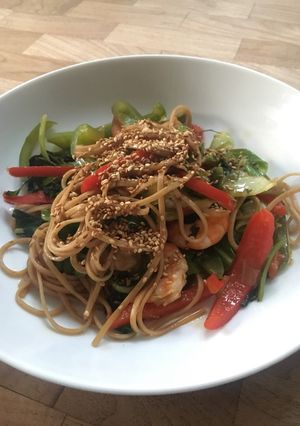 A picture of Easy Prawn and Veggie noodles.