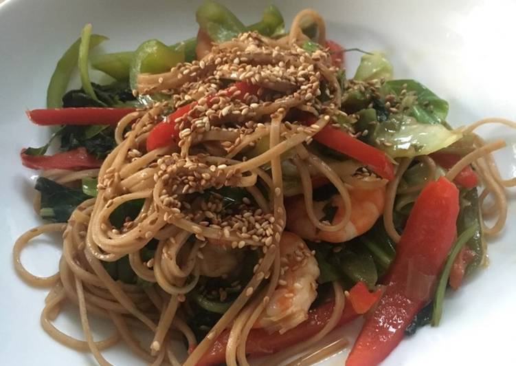 Simple Way to Prepare Ultimate Easy Prawn and Veggie noodles