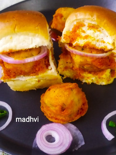 मुम्बईया वड़ा पाव (mumbaiya vada Pav recipe in Hindi) रेसिपी मुख्य फोटो