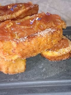 Una foto de Torrijas al aroma de anís y napadas con membrillo de naranja