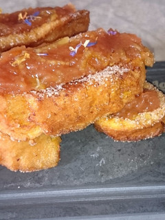 Una foto de Torrijas al aroma de anís y napadas con membrillo de naranja