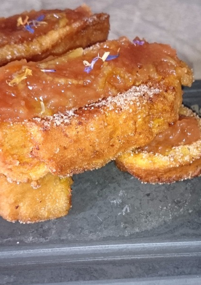 Una foto de Torrijas al aroma de anís y napadas con membrillo de naranja