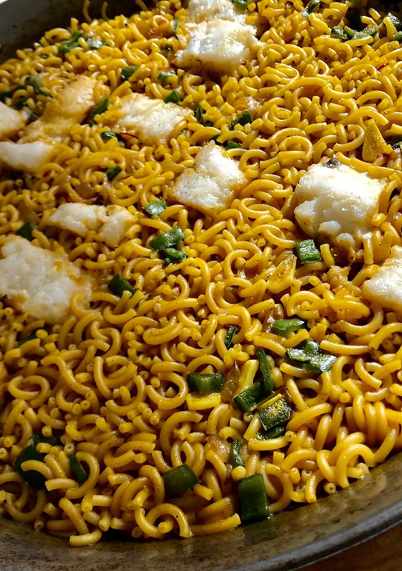 Una foto de Fideuá de bacalao