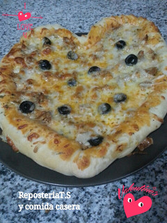 Una foto de Pizza con los bordes de queso, con forma de corazón