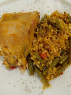 Una foto de Paella clásica de pollo