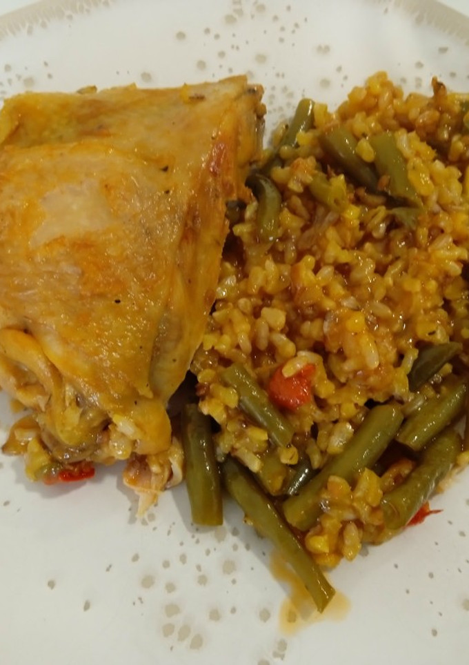 Una foto de Paella clásica de pollo