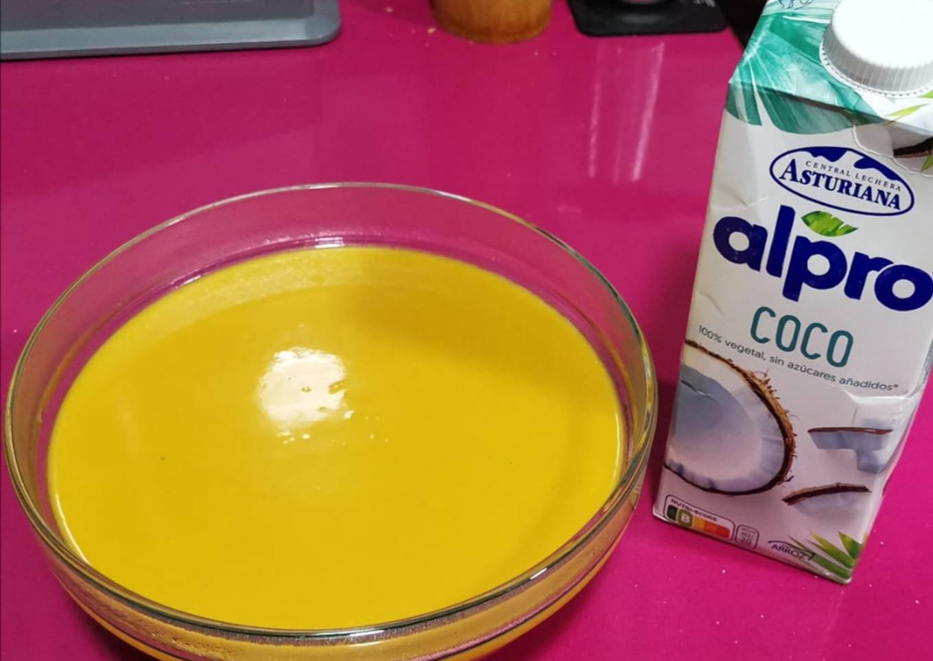 Crema de batata y curry con bebida de coco alpro