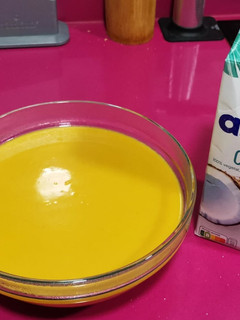 Una foto de Crema de batata y curry con bebida de coco alpro