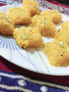 कोकोनट बर्फी(coconut burfi recipe in Hindi) रेसिपी मुख्य फोटो