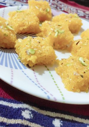 कोकोनट बर्फी(coconut burfi recipe in Hindi) रेसिपी मुख्य फोटो
