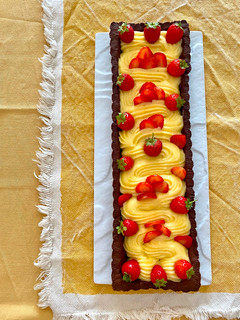 Foto di Crostata al Cacao con Crema Pasticcera e Fragole