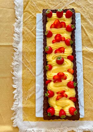 Foto di Crostata al Cacao con Crema Pasticcera e Fragole