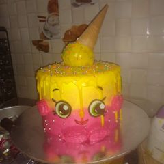 A picture of Shopkins cake.