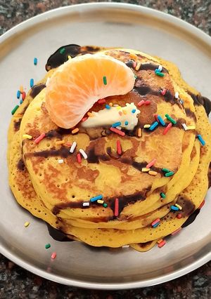 ऑरेंज पॅनकेक (orange pancake recipe in marathi) रेसिपी चे मुख्य फोटो