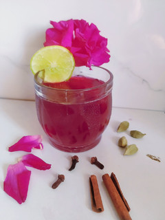રોઝ લેમન મસાલા ટી (Rose Lemon Masala Tea Recipe In Gujarati) રેસીપી મુખ્ય ફોટો