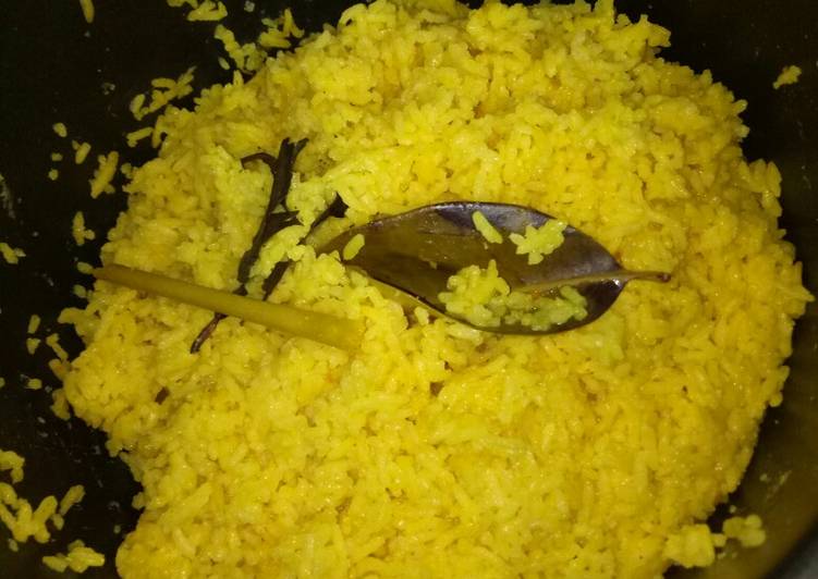 Bagaimana Membuat Nasi Kuning ricecooker super simple yang Lezat