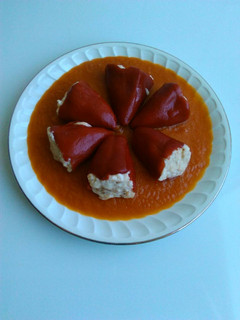 Una foto de Pimientos de piquillo rellenos de gambas y atún