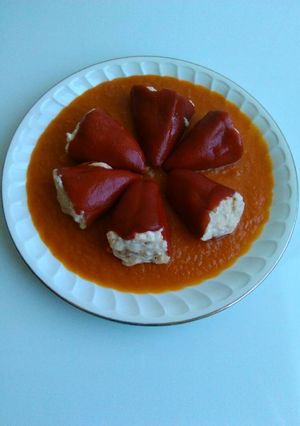 Una foto de Pimientos de piquillo rellenos de gambas y atún