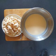 A picture of Baked Meringue and Custard.