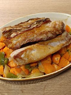 Una foto de Lagarto a la plancha con guarnición de boniato encebollado al Jerez