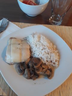 Una foto de Salmón al, vino blanco con champiñones🥰