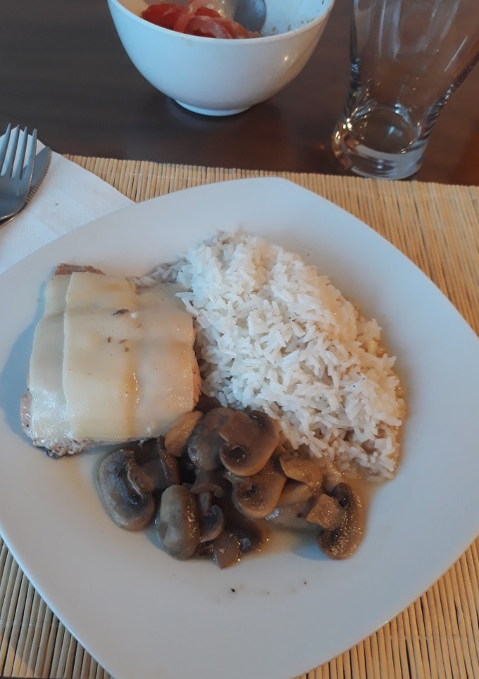 Una foto de Salmón al, vino blanco con champiñones🥰